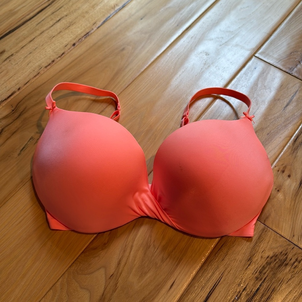 Victoria’s Secret 32DD
Plunge Bra Bright Coral Peach New